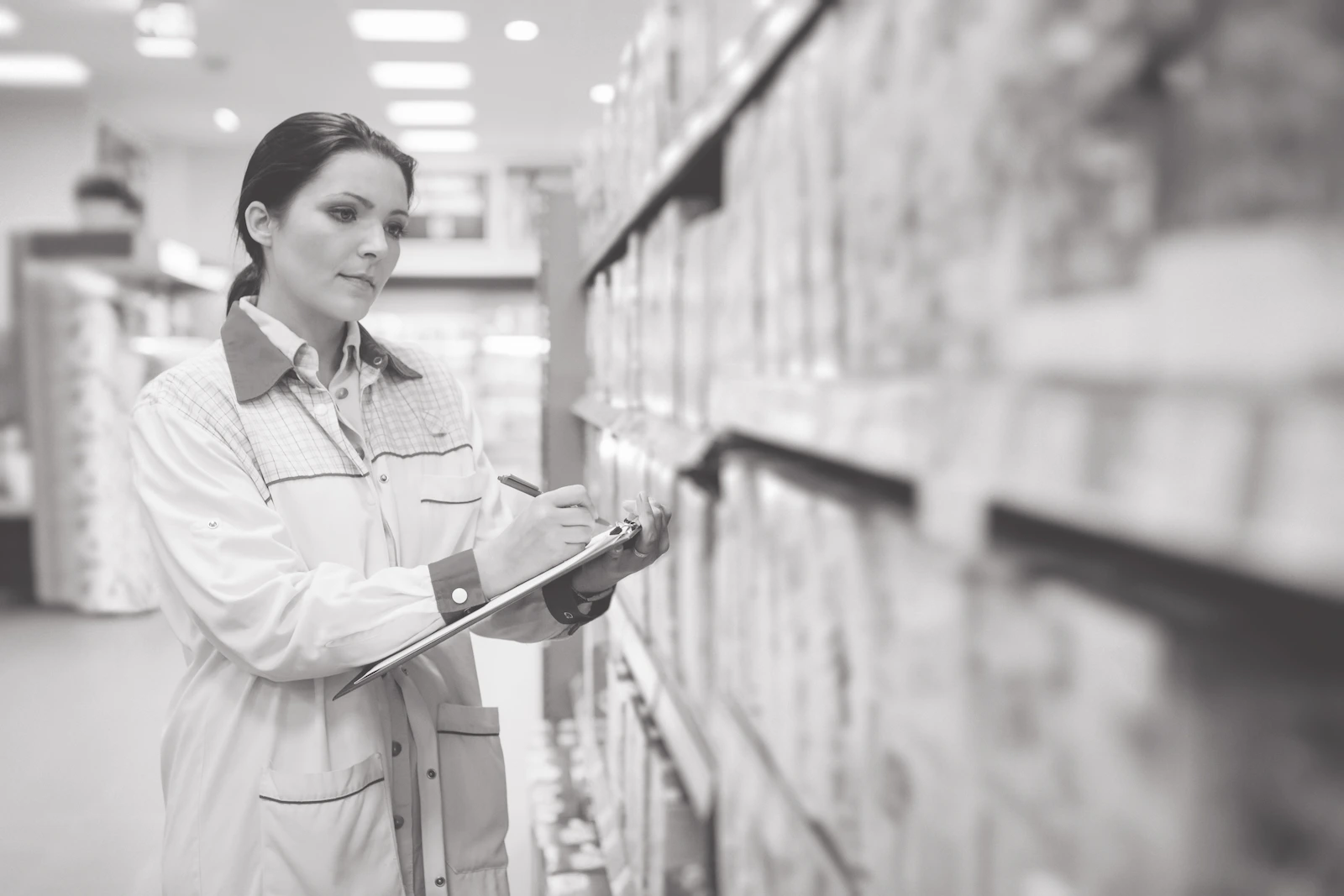 Auditor realizando un Store Audit para verificar stock de productos, inventario, etiquetado de precios y estándares visuales en el local