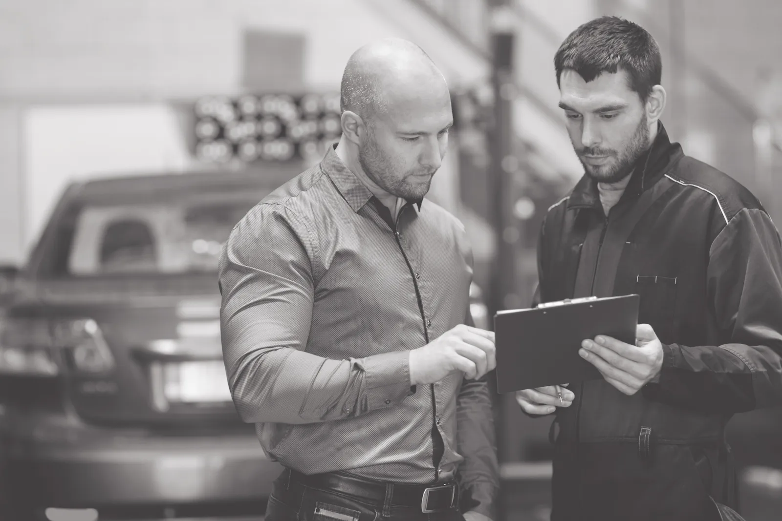 Mystery Shopper (Cliente Misterioso) evaluando protocolos de atención al cliente en estaciones de servicio y concesionarios automotrices